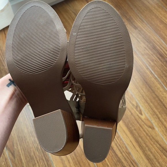 Tan heels - Picture 3 of 5